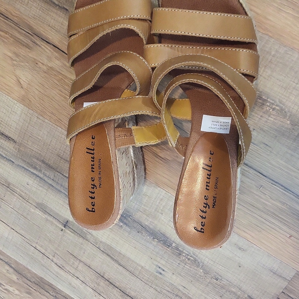 BETTYE MULLER made in Spain Camel Leather Upper Slip-On 4" Platform Sandals - Picture 2 of 13